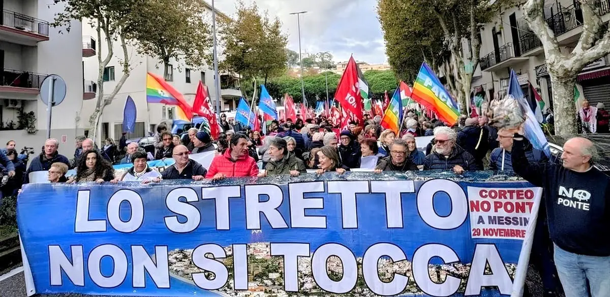 In corso il Corteo “No Ponte” a Messina, “Stop a devastazione e spreco risorse”