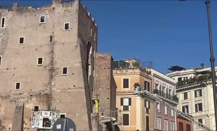 Crolla una parte della Torre dei Conti nel centro di Roma