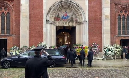 Vanoni, il feretro accolto dagli applausi a Milano