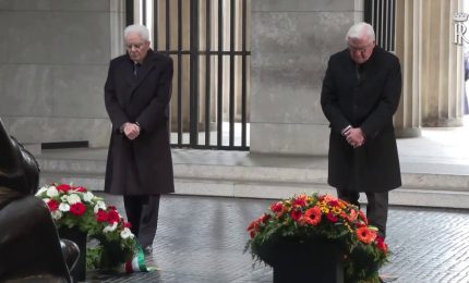 Berlino, Mattarella depone corona di fiori al Monumento della Nuova Guardia