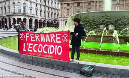 Cop30, Extinction Rebellion tinge di verde fiumi, mari e fontane in tutta Italia
