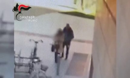 Una donna di 43 anni accoltellata a Milano, le immagini dell'episodio