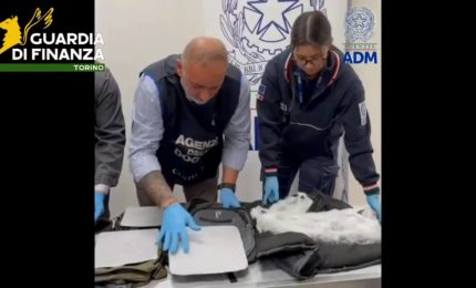 Sequestrati 8,6kg di cocaina all'aeroporto di Torino, arrestato un peruviano