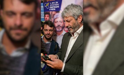 Regionali Campania, protesta studenti su diritto studio a punto stampa Fico