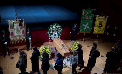 Milano rende omaggio a Ornella Vanoni, in migliaia alla camera ardente