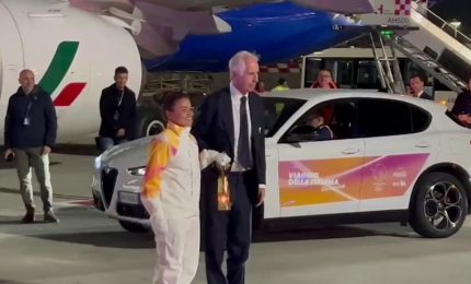 Atterrata a Fiumicino la fiamma olimpica di Milano-Cortina