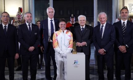La fiamma olimpica arriva al Quirinale, Paolini la consegna a Mattarella