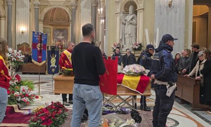 Folla commossa a Napoli per l'ultimo saluto a Davide Tizzano