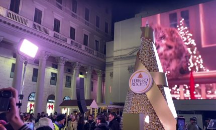 Ferrero Rocher, una piramide dorata alta sei metri illumina il Natale milanese