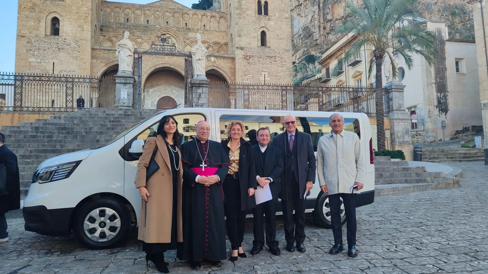 La Fondazione Regina Elena di Cefal&ugrave; acquista un pulmino con il contributo di UniCredit