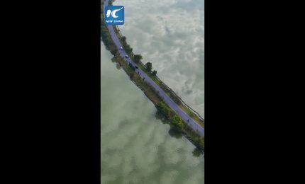 Cina, "Sky Road" sull'acqua, nell'Anhui le auto sembrano scivolare tra le nuvole