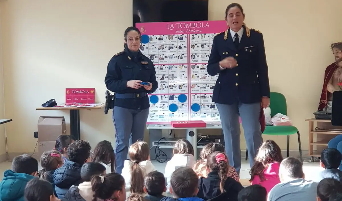 La Polizia gioca a tombola con i bambini della scuola “Giovanni Falcone” dello Zen