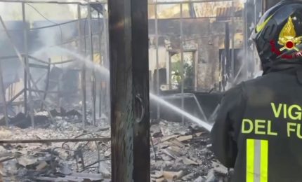 Vasto incendio a Catania nella zona industriale, i Vigili del Fuoco in azione