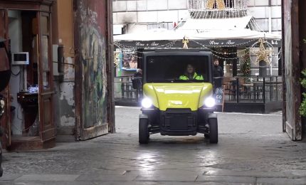 Dal centro storico ai pacchi di Natale, il portalettere racconta Napoli