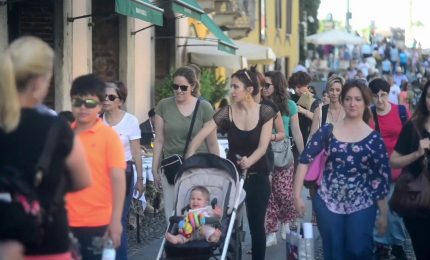 Spese di dicembre, tredicesime pi&ugrave; ricche per consumi e regali