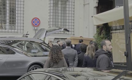 Il feretro di Valentino arriva alla camera ardente di piazza Mignallei a Roma