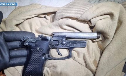 Blitz polizia allo Zen di Palermo, trovate pistole e munizioni