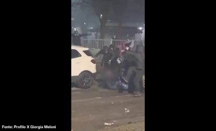 Poliziotto accerchiato e aggredito al corteo Askatasuna a Torino, le immagini