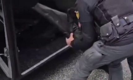 Controlli in vista di Roma-Stoccarda, trovate aste e bottiglie di vetro sui bus