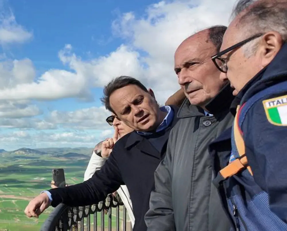 Frana di Niscemi, sopralluogo di Schifani &ldquo;Chi perde la casa non rester&agrave; senza un&rsquo;abitazione&rdquo; / Video