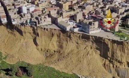 Frana di Niscemi, monitoraggio dei Vigili del Fuoco con il sorvolo della zona