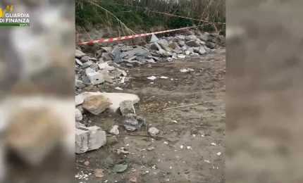 Trecento metri quadrati di terreno vegetale trasformati in una discarica abusiva