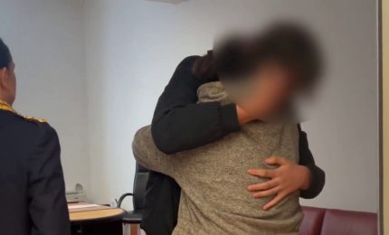 Il 14enne scomparso nel Veronese riaffidato alla madre, l'abbraccio commovente