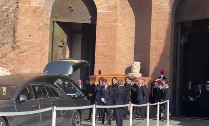 Il feretro di Valentino lascia la chiesa tra gli applausi, le immagini