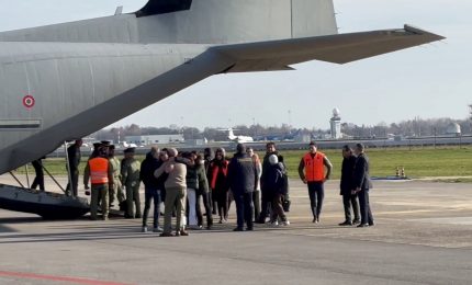 Tragedia di Crans-Montana, l'arrivo a Linate delle salme dei 5 giovani italiani