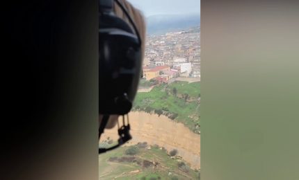 Meloni sorvola Niscemi in elicottero, le immagini