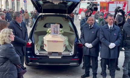Funerali Achille Barosi, feretro salutato da applausi e note di "Perdutamente"
