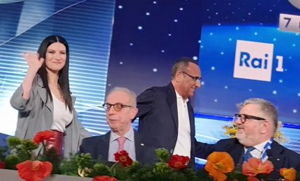 Sanremo, Carlo Conti accoglie Laura Pausini: le immagini