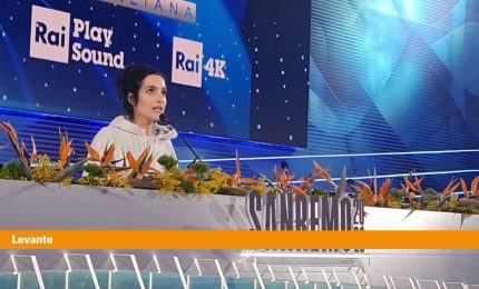 Sanremo, Levante "Con Gaia un bacio d'affetto, non una provocazione"