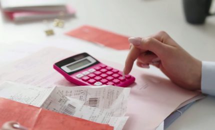 A febbraio sale ancora la fiducia dei consumatori, in calo quella delle imprese