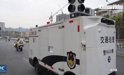 In Cina auto della polizia senza conducente pattugliano le strade