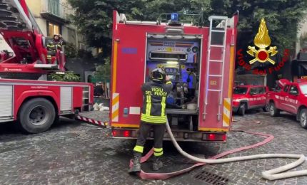 Incendio a Napoli, fiamme nel teatro Sannazaro. Vigili del Fuoco in azione