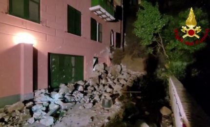 A Genova crolla un muraglione su un palazzo e un garage: le immagini