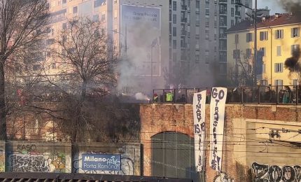 Corteo contro le Olimpiadi a Milano, lanciati petardi sui binari della ferrovia