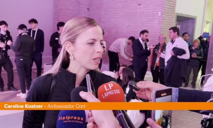 Carolina Kostner festeggia il bronzo del Team Event "Io un p&ograve; la loro mascotte"