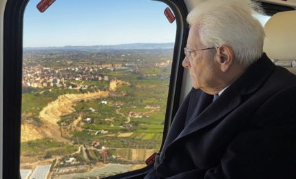 Mattarella in visita a Niscemi, applausi al suo arrivo. Sopralluogo in elicottero sulla zona della frana / Video