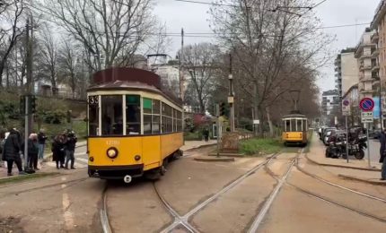 Tram deragliato a Milano, le immagini dopo la rimozione del mezzo
