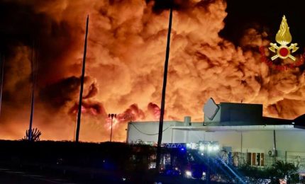 A Campofelice di Roccella vasto incendio ad un impianto di trattamento di rifiuti di plastica / Video