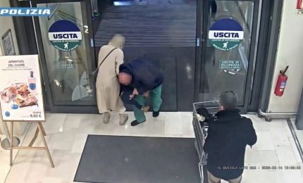Tenta di rapire una bambina in un supermercato a Bergamo, le immagini