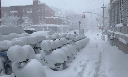 New York sotto la neve, Brooklyn resiste e i bambini si divertono