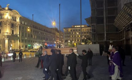 A Roma i funerali di Antonio Zichichi, le immagini dell'uscita del feretro