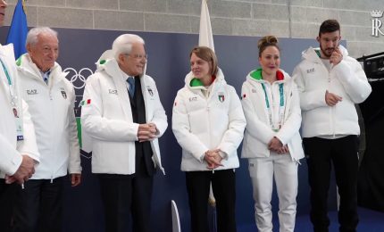Mattarella riceve la giacca ufficiale dell'Italia Team al Villaggio olimpico