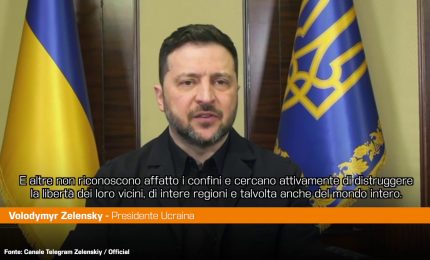 Quattro anni di invasione in Ucraina, Zelensky all'Ue "Putin &egrave; la guerra stessa"