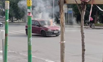 Auto si incendia nel traffico di Palermo, le immagini