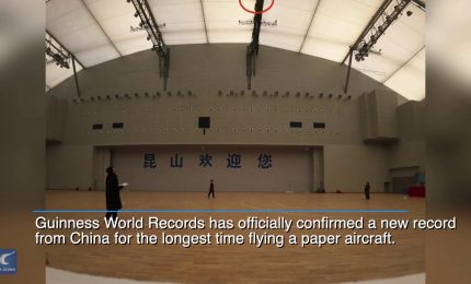 Cina, team batte Guinness World Record per durata di volo di aeroplano di carta