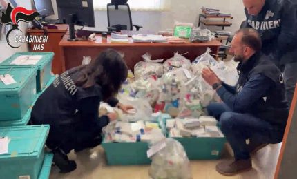 Scoperta farmacia abusiva in casa a Foggia, sequestro di medicinali e 2 indagati